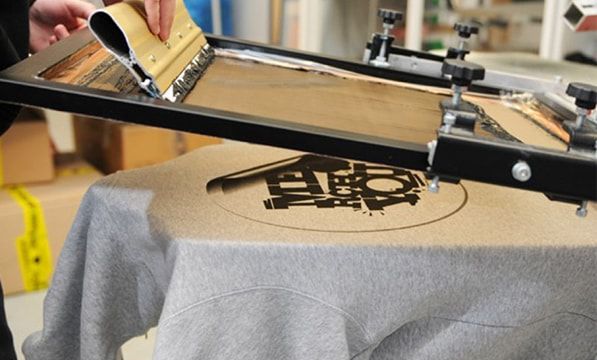 Machine doing screen printing